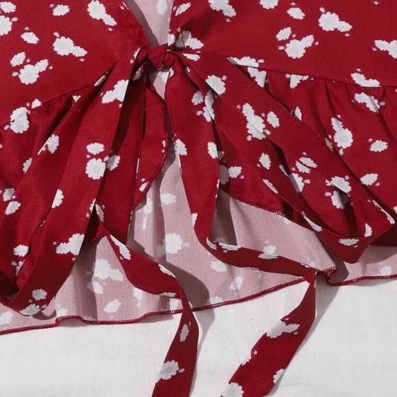 SHEIN Red & White Floral Front Tie Top - Picture 2 of 6